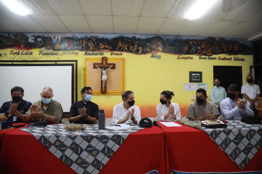 El presidente de la República, Laurentino Cortizo, se trasladó a altas horas de la noche de este viernes hasta la región de San Félix, provincia de Chiriquí, luego de que los dirigentes de las manifestaciones solicitaran la presencia del mandatario quien sostuvo una breve reunión con este grupo.