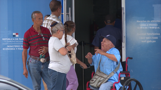 Jubilados acuden al MEF para solicitar información sobre el Cepanim. Jubilados acuden al MEF para solicitar información sobre el Cepanim.