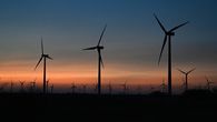 Panamá incorporará una nueva fuente de generación eólica a su sistema eléctrico luego de la adjudicación de un contrato de suministro de energía a 20 años por un valor superior a los US$350 millones. El proyecto será desarrollado por Santa Cruz Wind, tras resultar ganador de la licitación convocada por la Empresa de Transmisión Eléctrica, S.A. (ETESA). Panamá incorporará una nueva fuente de generación eólica a su sistema eléctrico luego de la adjudicación de un contrato de suministro de energía a 20 años por un valor superior a los US$350 millones. El proyecto será desarrollado por Santa Cruz Wind, tras resultar ganador de la licitación convocada por la Empresa de Transmisión Eléctrica, S.A. (ETESA).