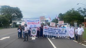 Estudiantes, administrativos y docentes salieron a protestar este miércoles en un carril de la carretera interamericana en Chiriquí.
