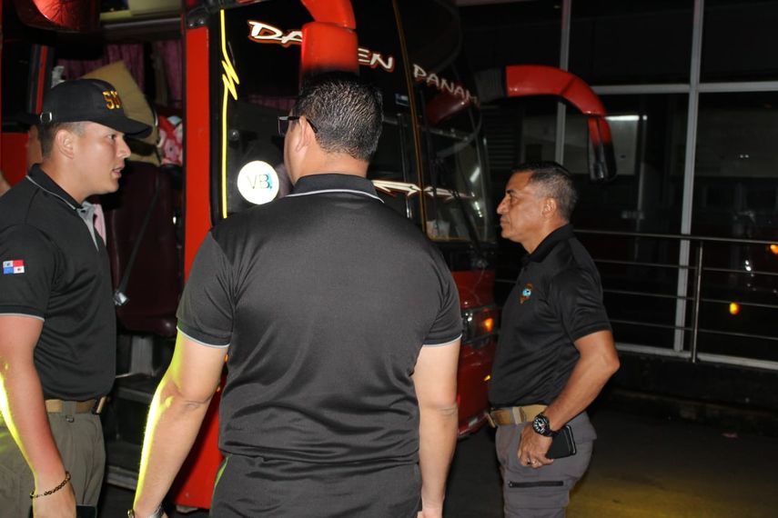 Utilizando buses, los migrantes serán llevados desde Darién hasta la zona fronteriza de Paso Canoas, en la provincia de Chiriquí. Utilizando buses, los migrantes serán llevados desde Darién hasta la zona fronteriza de Paso Canoas, en la provincia de Chiriquí.