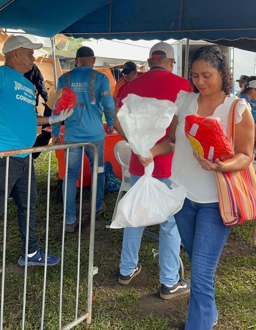 El Instituto de Mercadeo Agropecuario (IMA) inició este 3 de diciembre la venta de cajas navideñas en las provincias de Chiriquí y Darién. El Instituto de Mercadeo Agropecuario (IMA) inició este 3 de diciembre la venta de cajas navideñas en las provincias de Chiriquí y Darién. 