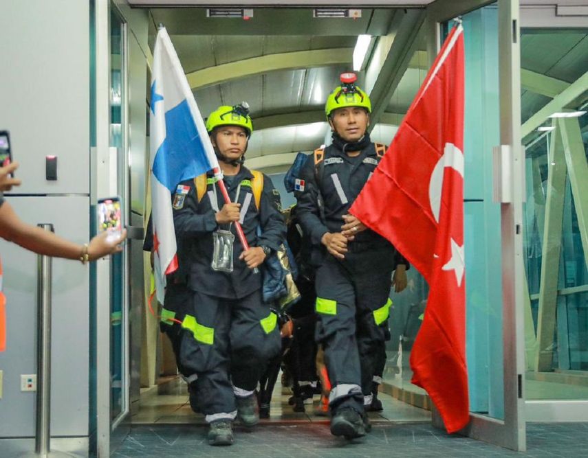 Panamá recibe a rescatistas que brindaron apoyo en Turquía