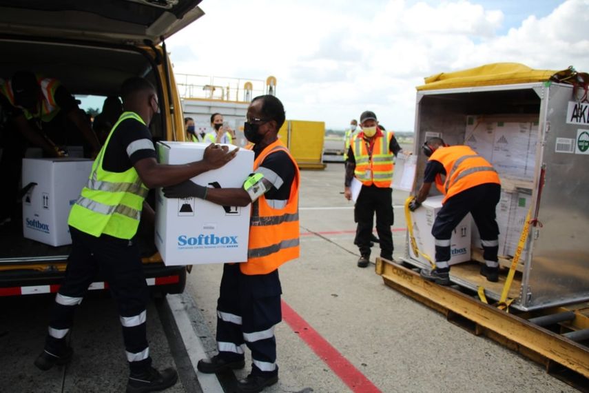 PanavaC-19: último lote del año de Pfizer llega a Panamá