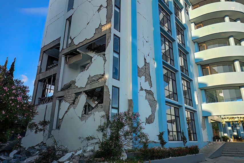 Los equipos de rescate buscan este sábado a posibles supervivientes entre los escombros tras un fuerte terremoto de magnitud 7