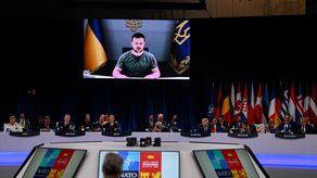 Volodimir Zelenski pide a la OTAN artillería moderna y apoyo financiero