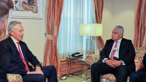 Tony Blair elogia el modelo de desarrollo panameño durante reunión con Mulino