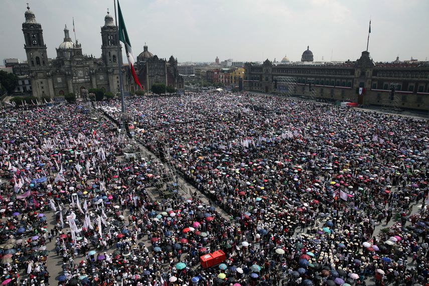 Presidente mexicano defendió su legado para construir "una patria nueva", en informe final. Presidente mexicano defendió su legado para construir "una patria nueva", en informe final.