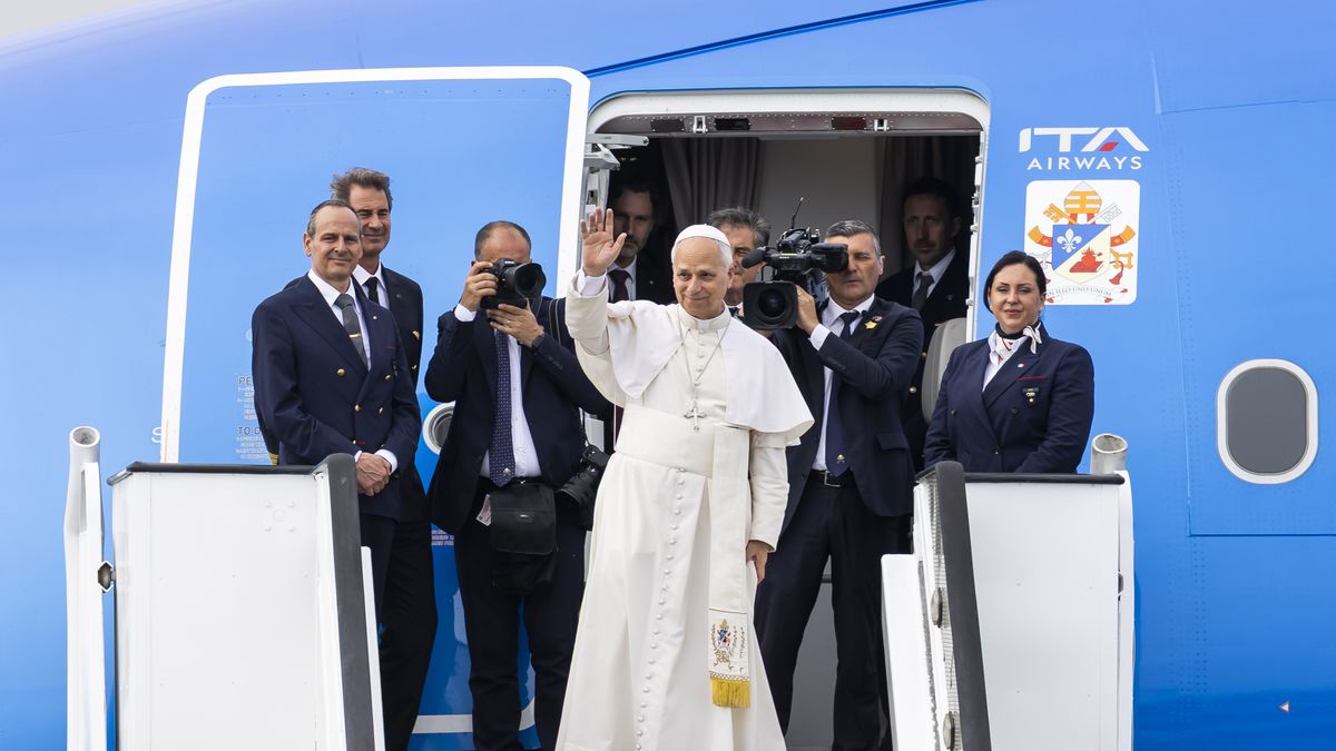 El papa León XIV reiteró que la Iglesia no está de acuerdo con la bendición formal de las parejsa homosexuales o aquellas en situación irregular, pero subrayó que todas las personas pueden recibir una bendición, al responder a los periodistas en el vuelo de regreso de su gira por África. El papa León XIV reiteró que la Iglesia no está de acuerdo con la bendición formal de las parejsa homosexuales o aquellas en situación irregular, pero subrayó que todas las personas pueden recibir una bendición, al responder a los periodistas en el vuelo de regreso de su gira por África.