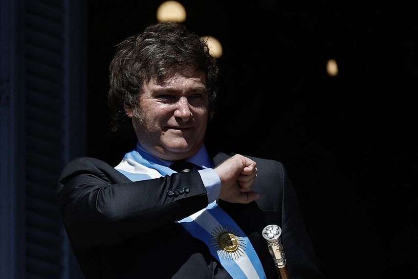 El megadecreto de Javier Milei, según él, busca aliviar la economía argentina, que cuenta con una inflación anual que supera el 160% y una pobreza del 40%. El megadecreto de Javier Milei, según él, busca aliviar la economía argentina, que cuenta con una inflación anual que supera el 160% y una pobreza del 40%.