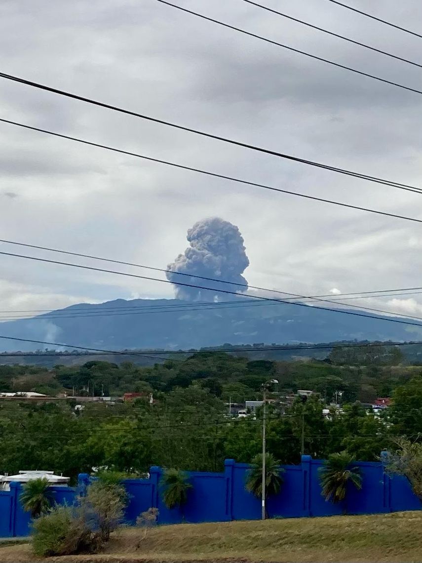 Las autoridades de Costa Rica restringieron las visitas al volcán, sin suspenderlas. Las autoridades de Costa Rica restringieron las visitas al volcán, sin suspenderlas. 