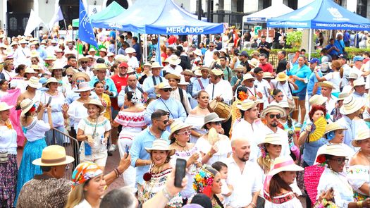 Cada fin de mes, miles de visitantes se dan cita al Casco Peatonal.