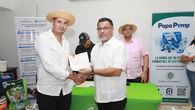 El Banco de Desarrollo Agropecuario (BDA) entregó cheques de préstamos a pequeños productores de Azuero con el fin de impulsar la producción ganadera, cultivos de ñame y maíz mecanizado por un monto de B/.161,497.58.
