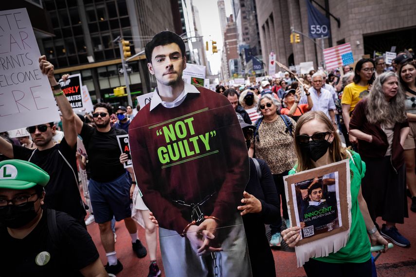 Miles de personas salen a las calles de Nueva York en defensa de la democracia