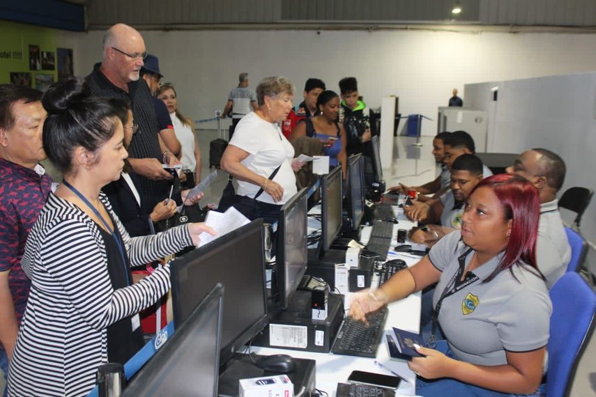 Más de 50 mil turistas y unos 35 mil tripulantes han bajado en el Home Port de Colón en lo que va de la temporada de cruceros 2022-2023, indicó la Licenciada Iris Correa, jefa regional del Servicio Nacional de Migración en la provincia de Colón.