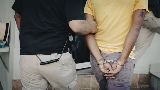 8 estafadores aprehendidos durante la Operación Enjambre