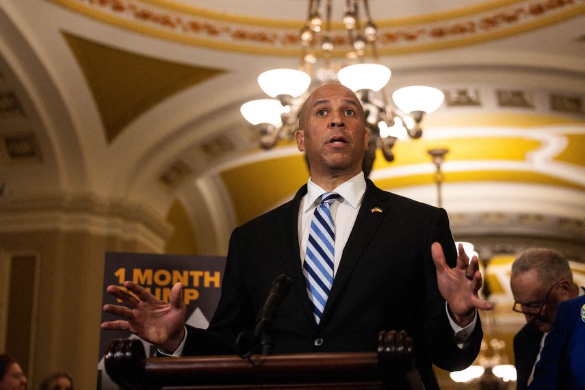 Senador Cory Booker rompe récord con discurso de 25 horas contra Trump Senador Cory Booker rompe récord con discurso de 25 horas contra Trump