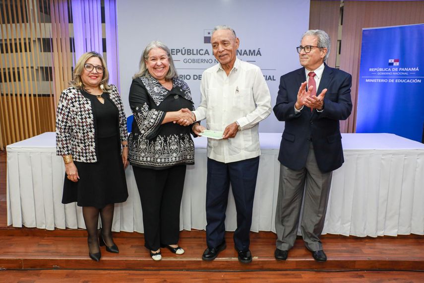 Sobrevivientes de gesta de enero de 1964 reciben primer pago de pensión vitalicia