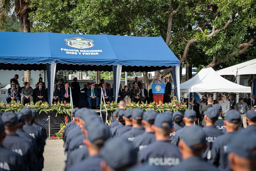 Mulino, participó de la ceremonia de graduación del Instituto Superior Policial (ISPOL) “Presidente Belisario Porras”, en la que se juramentó a 892 nuevos agentes, de los cuales 865 se suman al pie de fuerza de la Policía Nacional y 27 al Servicio Nacional de Migración. Mulino, participó de la ceremonia de graduación del Instituto Superior Policial (ISPOL) “Presidente Belisario Porras”, en la que se juramentó a 892 nuevos agentes, de los cuales 865 se suman al pie de fuerza de la Policía Nacional y 27 al Servicio Nacional de Migración.