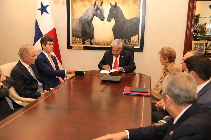 Mulino junto a miembros del Consejo Nacional de Relaciones Exteriores.
