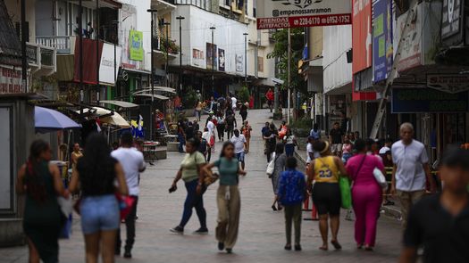 La confianza del consumidor panameño se elevó en los últimos meses, mejorando la percepción respecto al mercado laboral en el país, pero no lo suficiente como para cambiar a positiva la percepción sobre la evolución de la economía, según los resultados de una encuesta periódica revelados este jueves. La confianza del consumidor panameño se elevó en los últimos meses, mejorando la percepción respecto al mercado laboral en el país, pero no lo suficiente como para cambiar a positiva la percepción sobre la evolución de la economía, según los resultados de una encuesta periódica revelados este jueves.