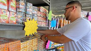Los comerciantes afirman que entre los productos más buscados están los tradicionales volcanes estrellitas y los espectáculos de luces de varios tiros.