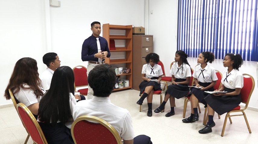 El Instituto Fermín Naudeau inscribió dos equipos de estudiantes para participar en Debate Z