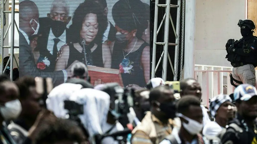 Varias decenas de simpatizantes del exjefe de Estado se reunieron el miércoles frente al establecimiento para mostrar su apoyo a Martine Moise.&nbsp;