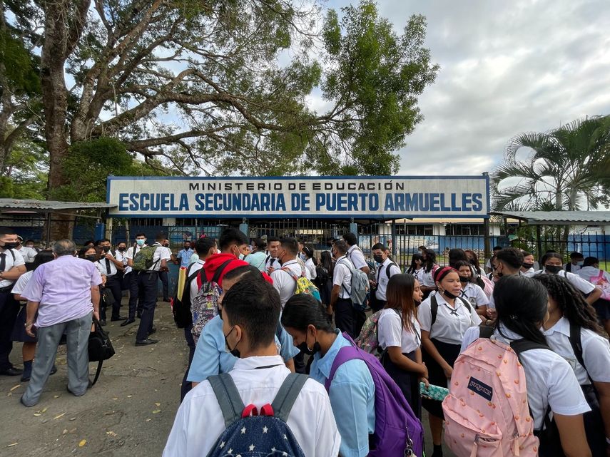 Los estudiantes de la Escuela Secundaria de Puerto Armuelles en Barú se mantienen en incertidumbre