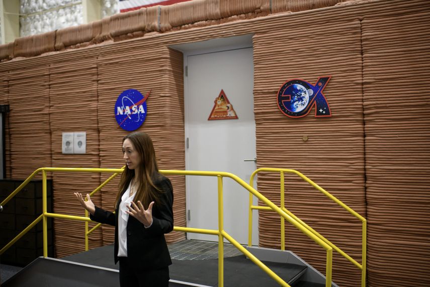 El hábitat, llamado Mars Dune Alpha, fue presentado este martes y está ubicado en las instalaciones de investigación del Centro Espacial Johnson de la NASA en Houston, Texas. Quienes residan allí ayudarán a preparar una futura misión al planeta rojo.