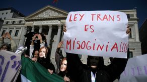 España adopta ley que permite libre cambio de género desde los 16 años