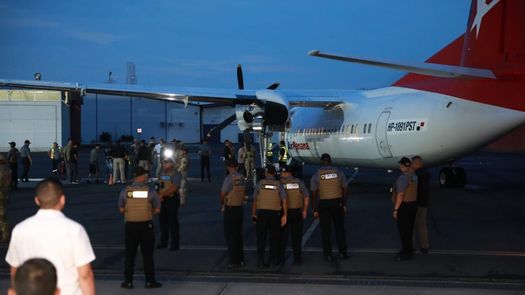 Primer vuelo de retorno de migrantes irregulares financiado por EE.UU. sale de Panamá