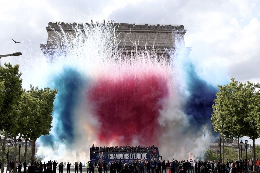 Cánticos, banderas, bengalas y muchos móviles grabando: el París Saint-Germain (PSG) fue aclamado este domingo por sus hinchas en un desfile triunfal en autobuses descubiertos en los Campos Elíseos, un día después de lograr su primer título de campeón del fútbol europeo. Cánticos, banderas, bengalas y muchos móviles grabando: el París Saint-Germain (PSG) fue aclamado este domingo por sus hinchas en un desfile triunfal en autobuses descubiertos en los Campos Elíseos, un día después de lograr su primer título de campeón del fútbol europeo.