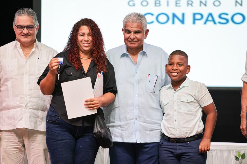 El presidente de la República, José Raúl Mulino, entregó este viernes 540 apartamentos de la segunda etapa del complejo habitacional Altos de Los Lagos, en la provincia de Colón, con lo que se benefician más de 2 mil personas. El presidente de la República, José Raúl Mulino, entregó este viernes 540 apartamentos de la segunda etapa del complejo habitacional Altos de Los Lagos, en la provincia de Colón, con lo que se benefician más de 2 mil personas.