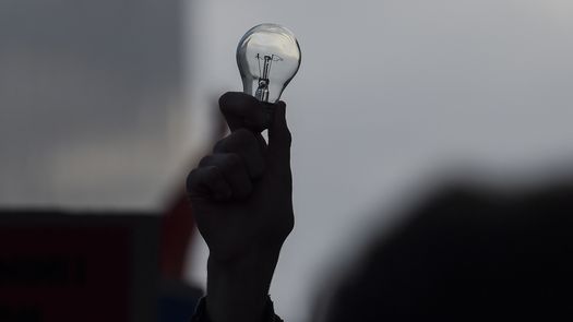 La mañana de este martes 28 de abril, pasada las 7:30 a.m. se registró un nuevo apagón parcial en varios sectores del país. Las empresas de distribución eléctrica de Panamá, confirmaron el evento en en el Sistema Integrado Nacional (SIN).