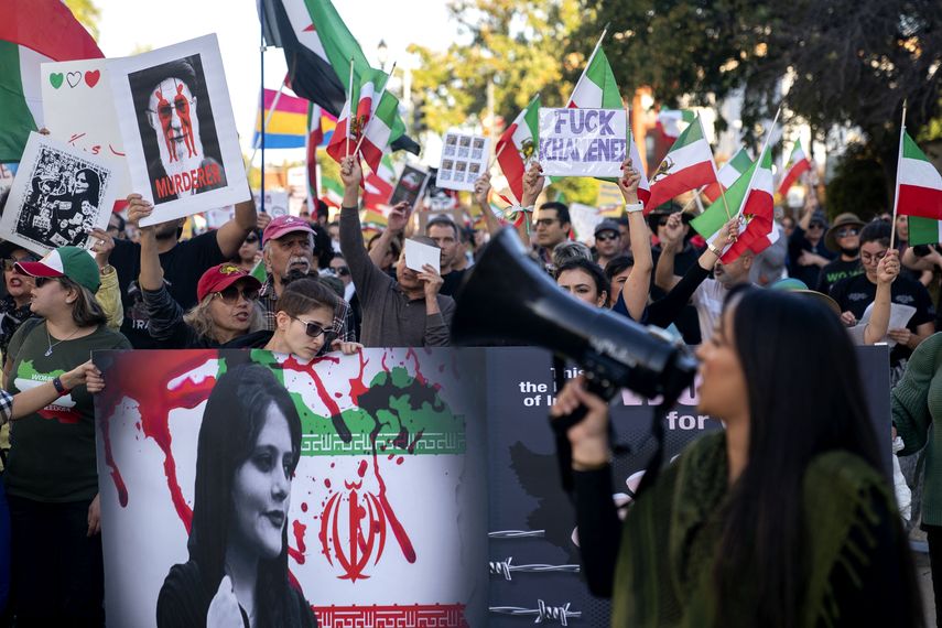 Desde la muerte de esta kurda iraní de 22 años hace seis semanas, la protesta, dirigida sobre todo por las mujeres, no ha disminuido en Irán.