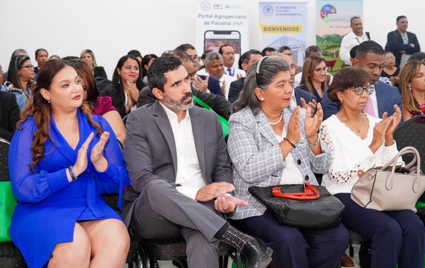 El nuevo portal del INEC facilita el acceso a información de base de datos a través de una plataforma, ayudando a tomar decisiones informadas y oportunas. El nuevo portal del INEC facilita el acceso a información de base de datos a través de una plataforma, ayudando a tomar decisiones informadas y oportunas.