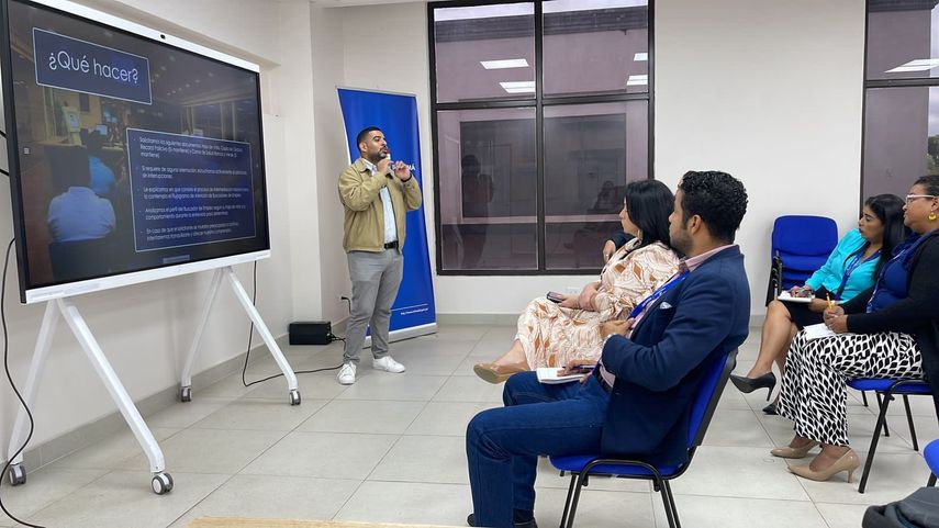 El Ministerio de Desarrollo Laboral (Mitradel) instruyó al personal que atiende los trámites de permisos de trabajo para que agilicen dichos procesos, de manera que no demoren más de un mes y medio en completarse. El Ministerio de Desarrollo Laboral (Mitradel) instruyó al personal que atiende los trámites de permisos de trabajo para que agilicen dichos procesos, de manera que no demoren más de un mes y medio en completarse.