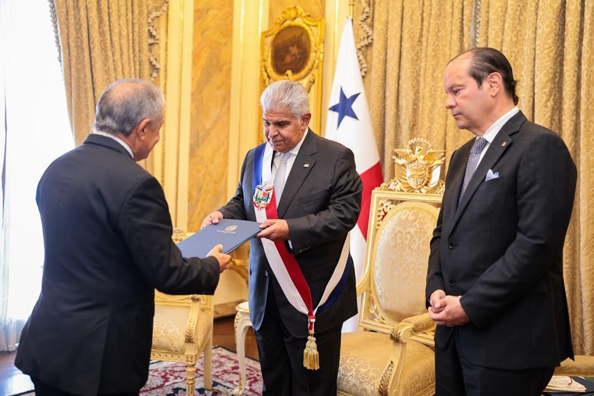 Nueve nuevos embajadores presentan credenciales ante el presidente Mulino Nueve nuevos embajadores presentan credenciales ante el presidente Mulino