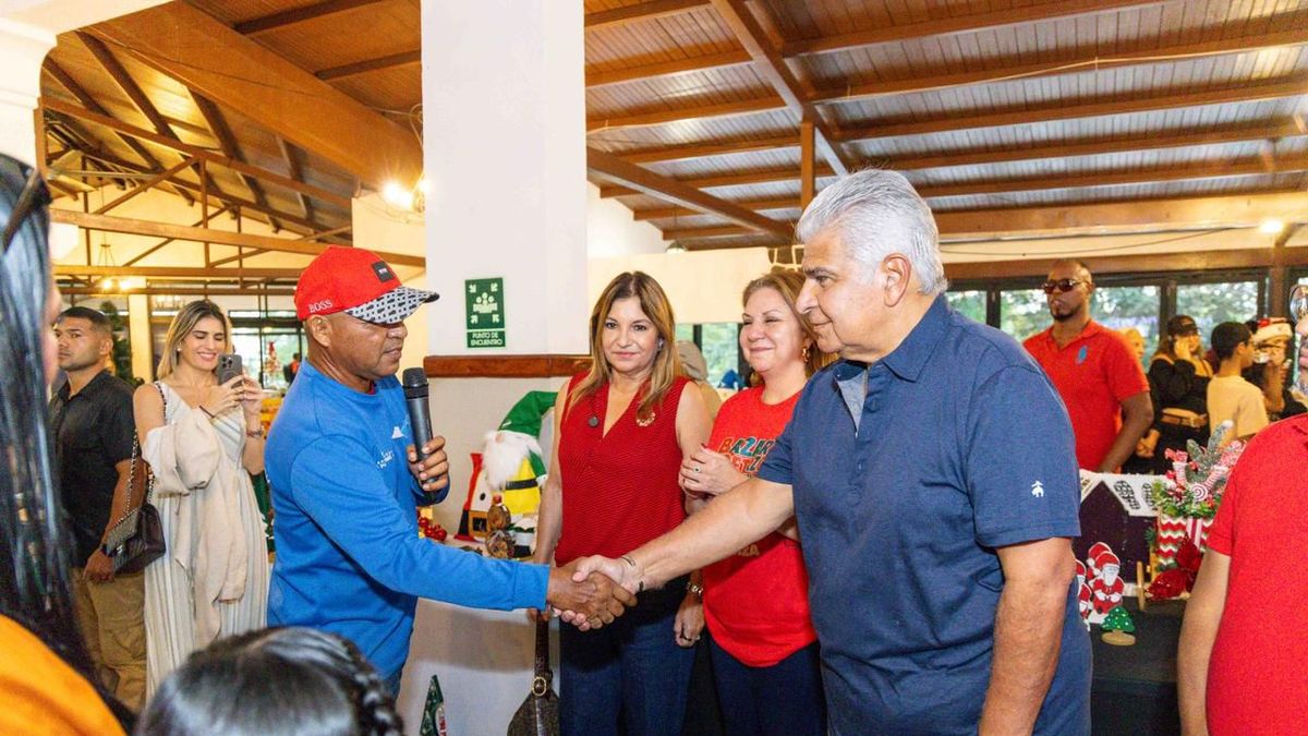 Mulino conversó con los privados de libertad que expusieron sus obras en el bazar navideño. Mulino conversó con los privados de libertad que expusieron sus obras en el bazar navideño.