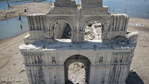 La sequía en México deja al descubierto una iglesia sumergida en un embalse