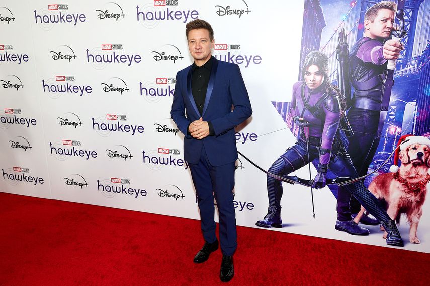 El actor estadounidense Jeremy Renner, conocido por interpretar al superhéroe Ojo de Halcón en varias superproducciones de Marvel, dijo el martes que estaba "afectado" después de ser atropellado por su propia máquina quitanieves.