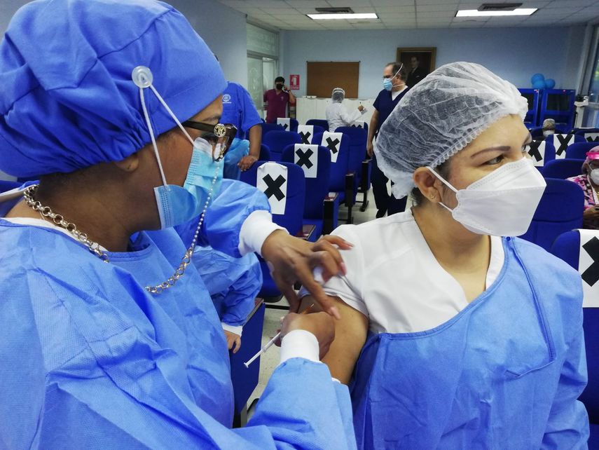 Este miércoles 13 de octubre Panamá a través del Ministerio de Salud (MINSA), inició la aplicación de la tercera dosis de refuerzo.