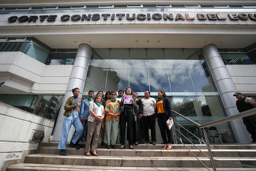 Feministas presentan segunda demanda para despenalizar el aborto en Ecuador