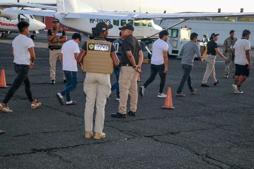 El Servicio Nacional de Migración (SNM) de Panamá llevó a cabo este jueves el séptimo vuelo de deportación masiva del año, retornando a 43 extranjeros en situación irregular a sus países de origen desde el Aeropuerto Marcos A. Gelabert de Albrook. El Servicio Nacional de Migración (SNM) de Panamá llevó a cabo este jueves el séptimo vuelo de deportación masiva del año, retornando a 43 extranjeros en situación irregular a sus países de origen desde el Aeropuerto Marcos A. Gelabert de Albrook.