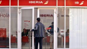 El Gobierno de Cuba advirtió a las aerolíneas internacionales que operan en la isla que a partir de este lunes el país se queda sin combustible para aviación debido al asedio petrolero de Estados Unidos, según pudo confirmar EFE con dos fuentes.