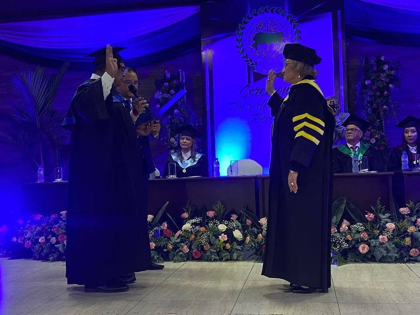 Etelvina de Bonagas asume otra vez rectoría en la UNACHI. Foto: Cortesía/Telemetro Reporta