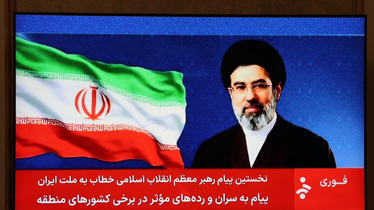 El nuevo líder supremo de Irán, Mojtaba Jameneí, sigue sin aparecer en público pero este jueves la televisión estatal leyó un comunicado con tono desafiante que deja entrever que Irán aún quiere seguir dando batalla a Israel y Estados Unidos. El nuevo líder supremo de Irán, Mojtaba Jameneí, sigue sin aparecer en público pero este jueves la televisión estatal leyó un comunicado con tono desafiante que deja entrever que Irán aún quiere seguir dando batalla a Israel y Estados Unidos.