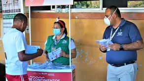 Promotores y educadores del Minsa se desplazaron por las principales calles de David y el área del terminal de transporte, donde entregaron mascarillas y volantes.