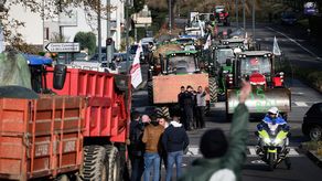 Agricultores franceses amenazan con recrudecer sus protestas